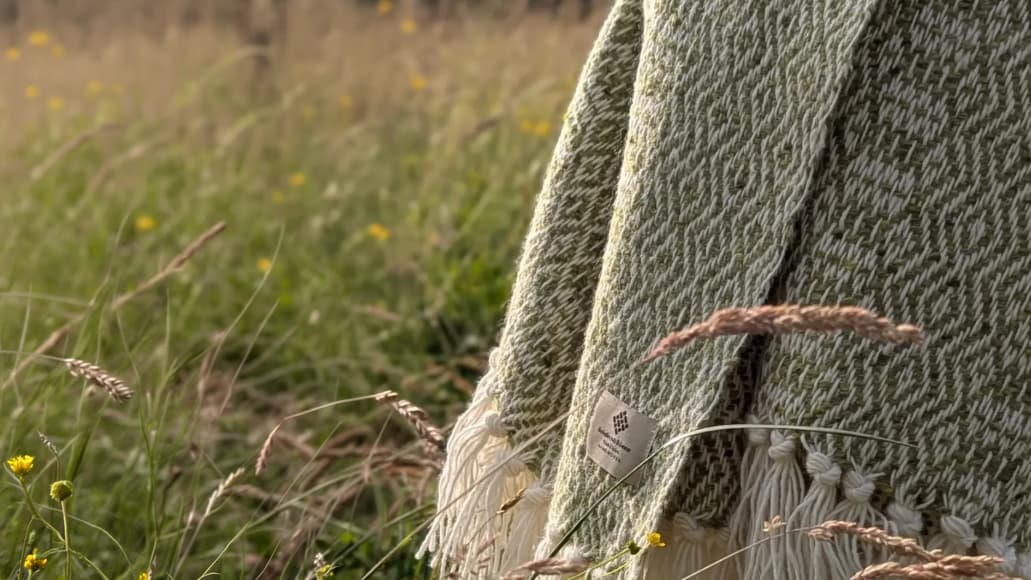 Pluid ghlas lámhfhite sa ngarraí