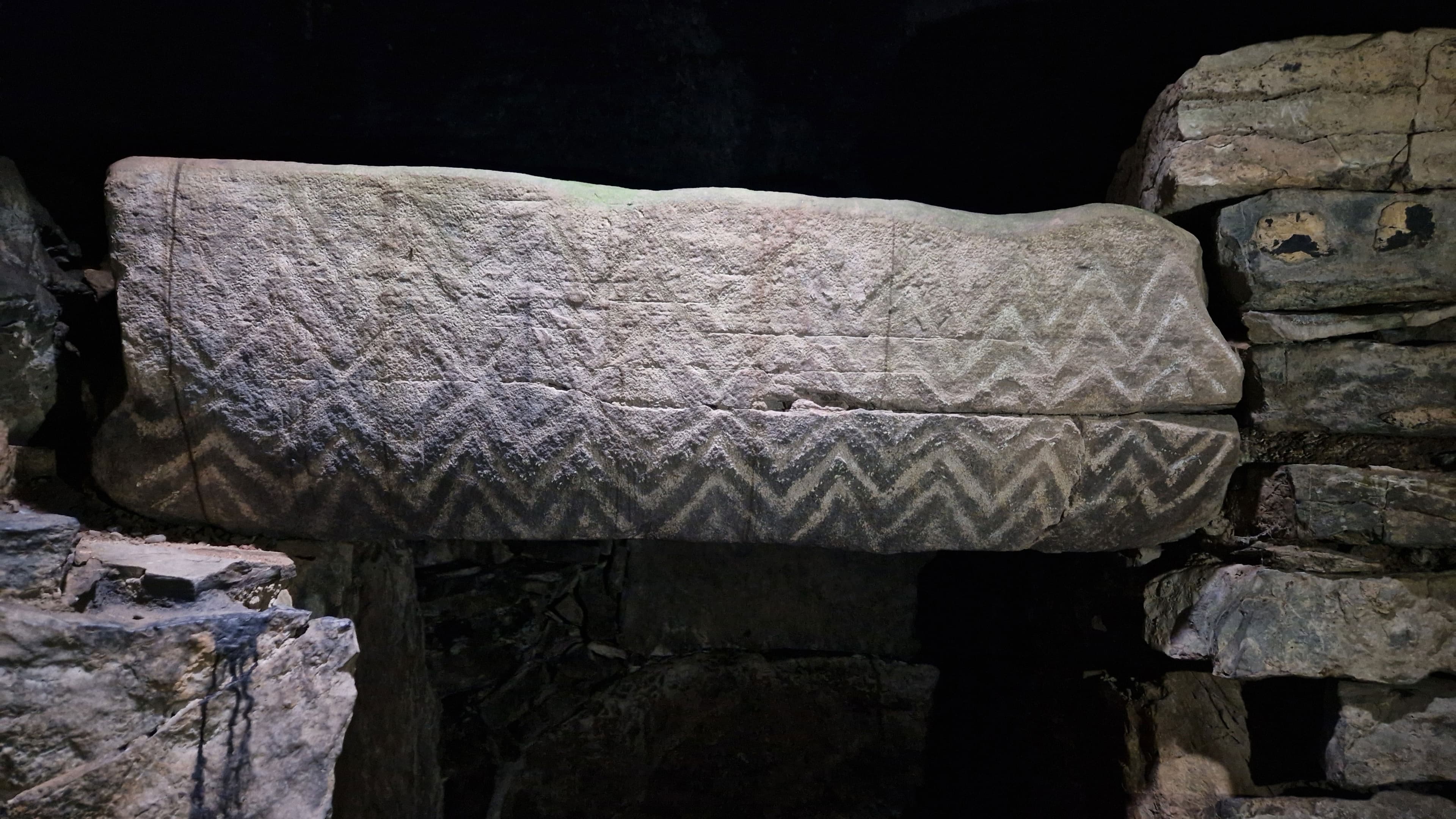 Cloch mheigiliteach i bhFuarchnoic le pluid lámhfhite